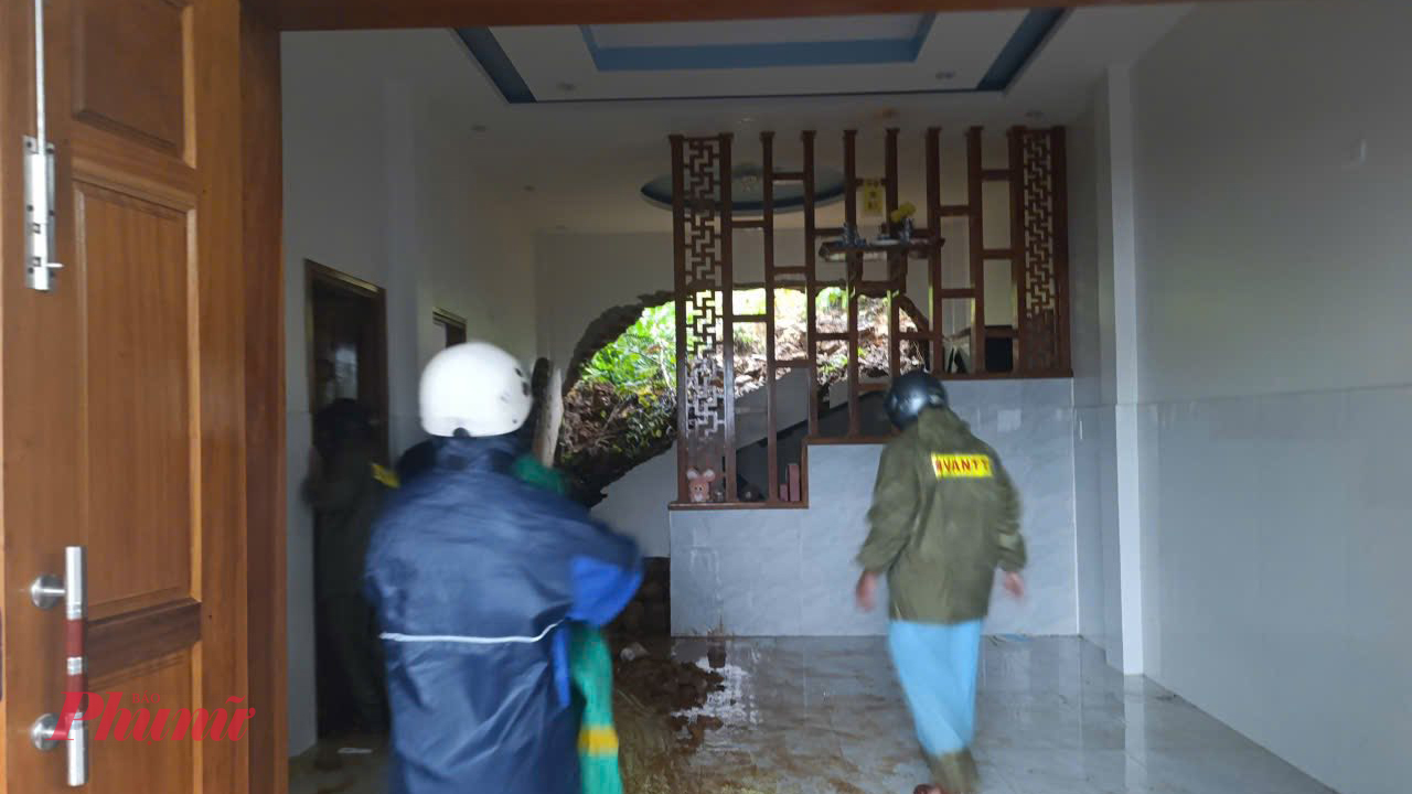 Một nhà dân bị đất đá sạt xuống sập tường phòng ngủ, rất may không có ai ở trong phòng thời điểm sự cố xảy ra.