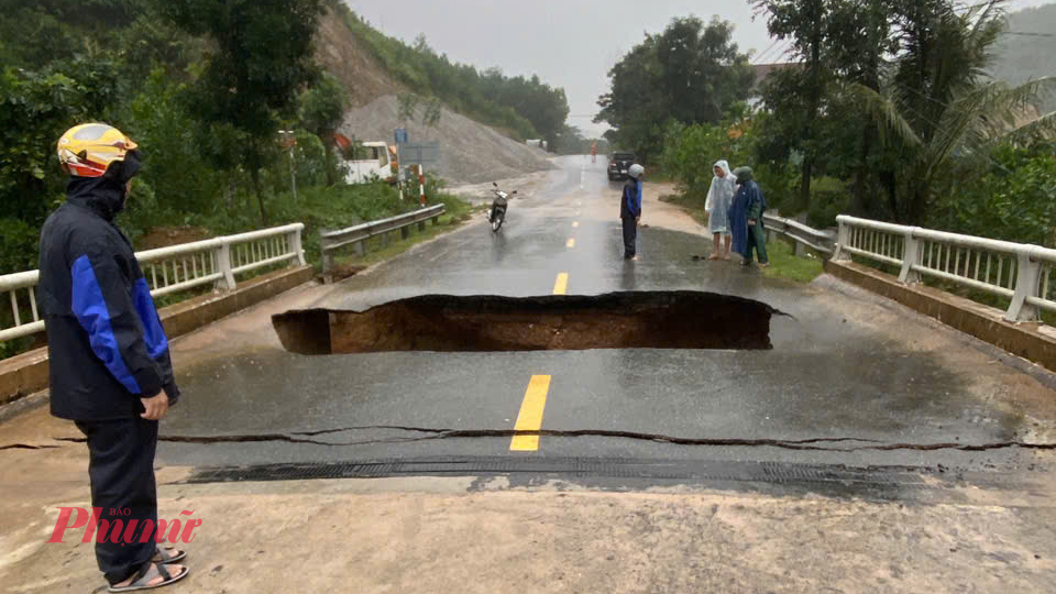 Cầu Ca Da trên QL24C bị sụp trong mưa lớn khiến người đi xe máy rơi xuống
