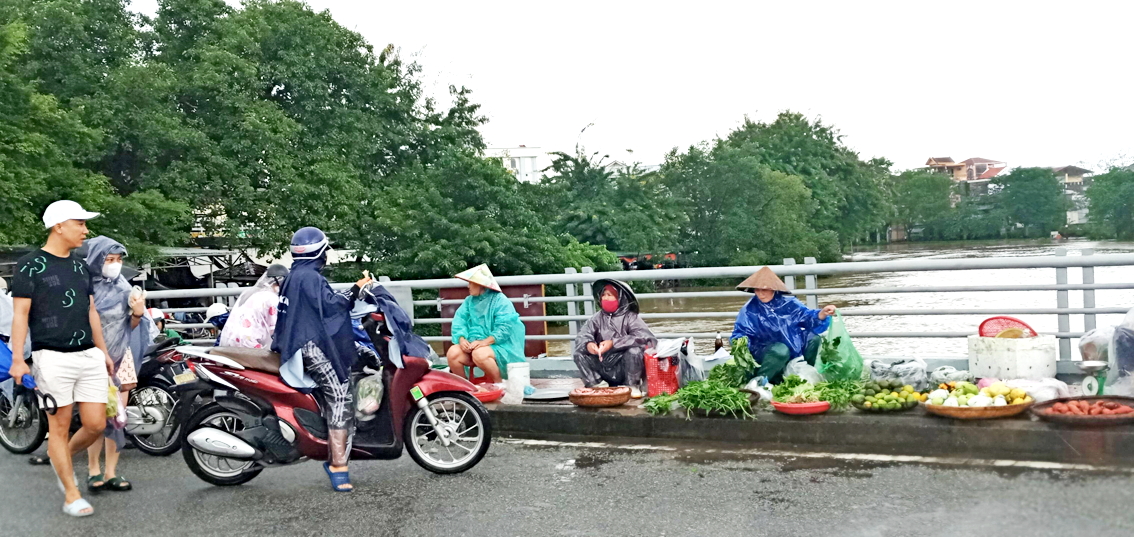 Trong cảnh mưa gió, ai cũng muốn mua nhanh, bán nhanh