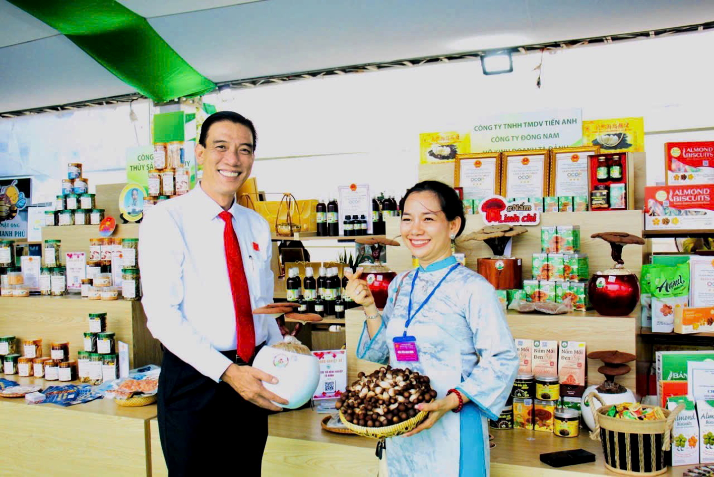 Chị Châu Thị Nương - Giám đốc Hợp tác xã Nông nghiệp Tà Đảnh  (xã Cô Tô, tỉnh An Giang) - giới thiệu các sản phẩm nấm sạch do xã viên làm ra 