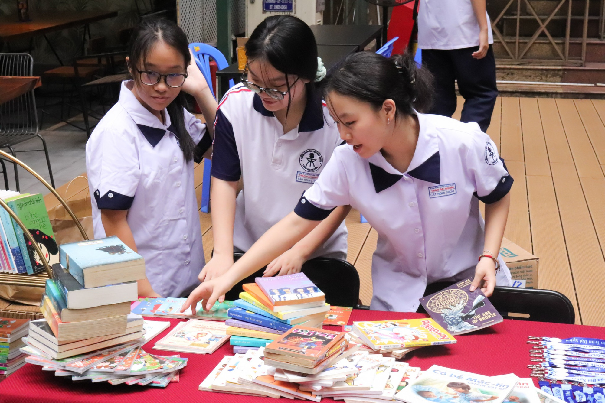 Các chuyên gia cho rằng không nên để hoạt động hàng hóa thương mại làm ảnh hưởng đến không gian văn hóa đọc, đặc biệt là khu vực sân chơi cho trẻ nhỏ - Ảnh: Đường sách TPHCM