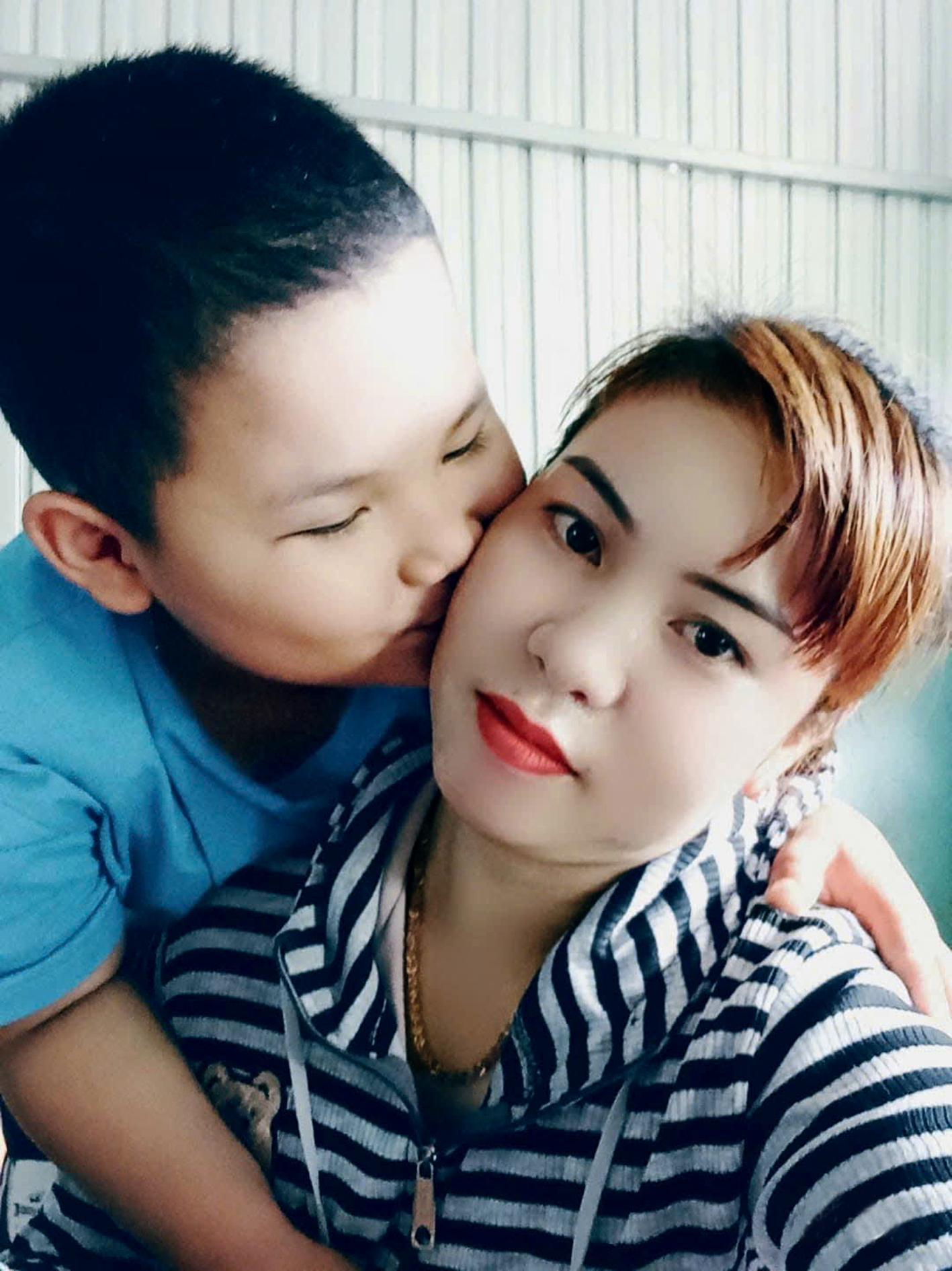 Con trai riêng  của chồng chị Trương Thị Chắc (ngụ tỉnh Cà Mau)  không ngại thể hiện  tình yêu dành cho mẹ kế - Ảnh do nhân vật cung cấp