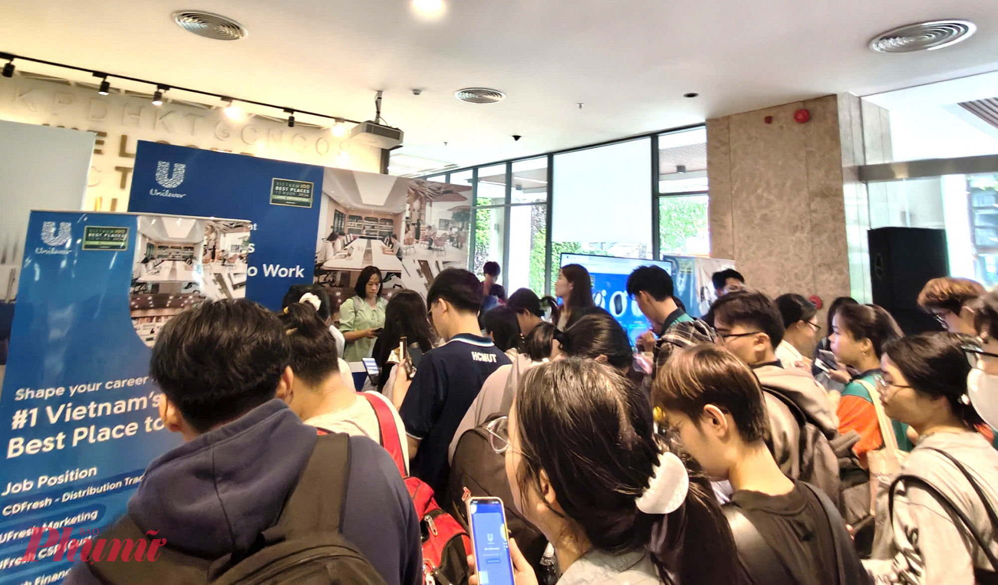 Hàng nghìn sinh viên, người lao động tham gia ngày hội việc làm để tìm kiếm cơ hội phù hợp - Ảnh: Nguyễn Loan
