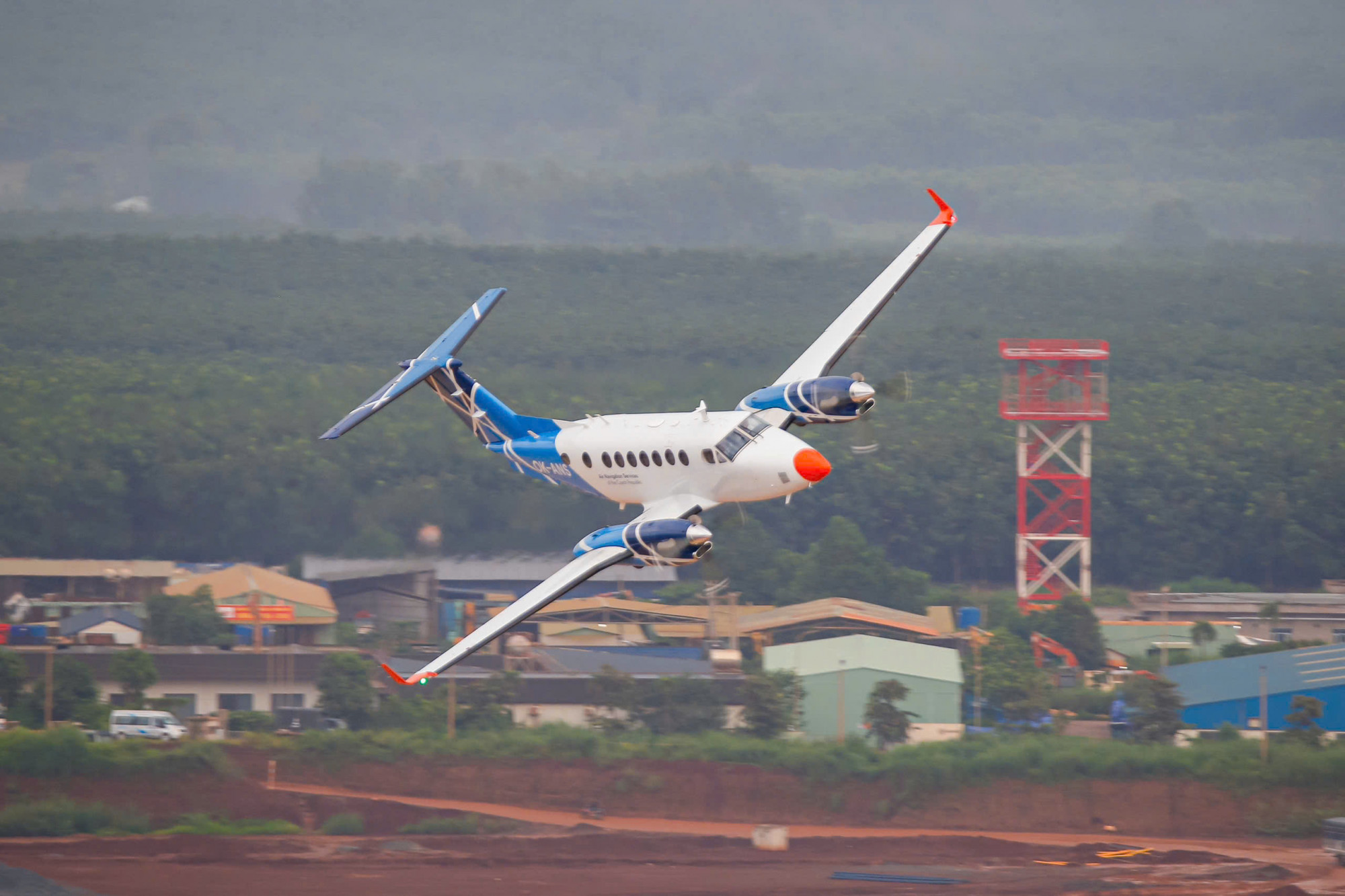 Máy bay Beechcraft B300 bay hiệu chuẩn trong sáng 26/10 - Ảnh: VATM