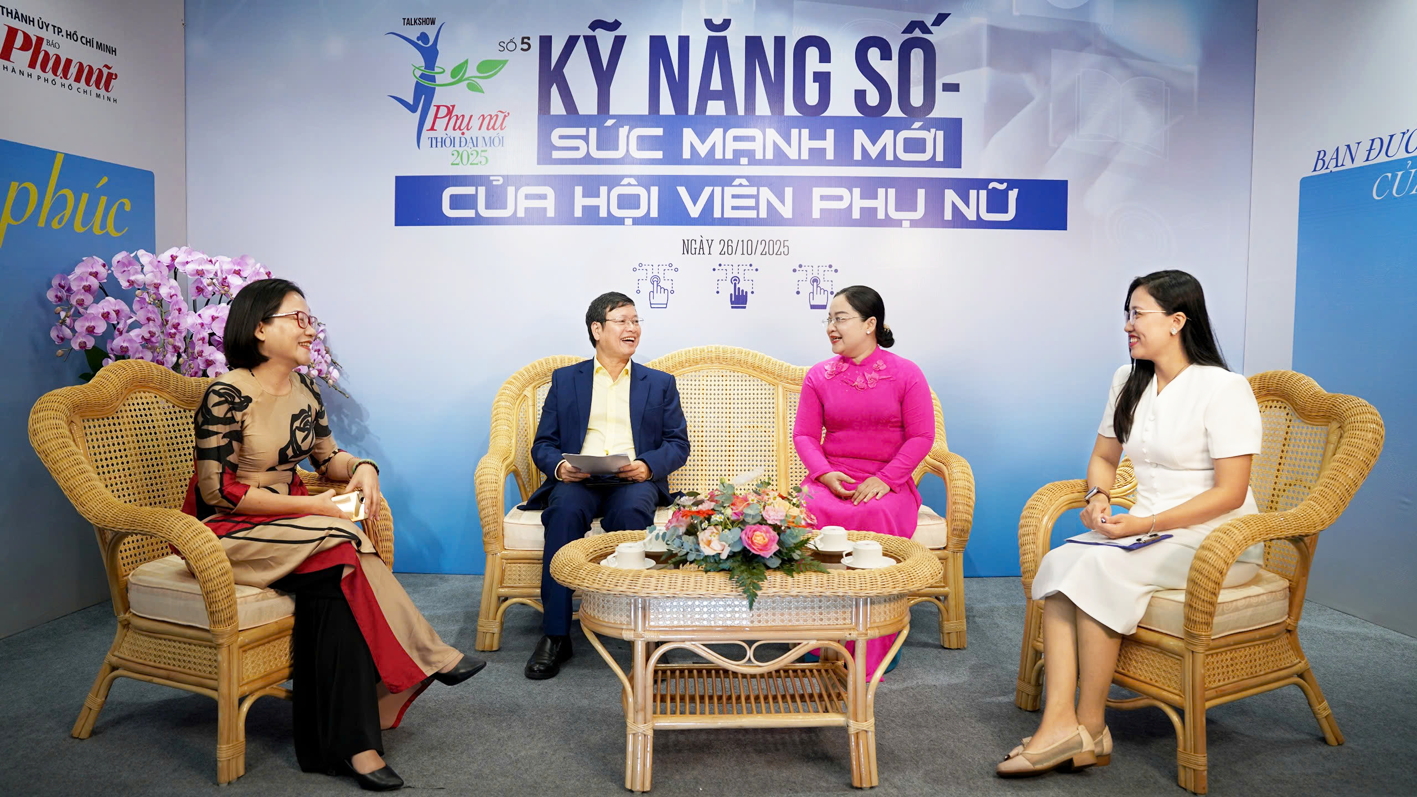 Các khách mời tham gia talk show Phụ nữ thời đại mới số 5, năm 2025 với chủ đề “Kỹ năng số - sức mạnh mới  của hội viên phụ nữ”. Từ trái qua phải: Bà Nguyễn Thanh Loan - Phó chủ tịch Hội LHPN TPHCM, tiến sĩ Trần Quý  - Viện trưởng Viện Phát triển kinh tế số Việt Nam, bà Phạm Phương Khanh - Chủ tịch Hội LHPN phường Bình Lợi Trung - và bà Ngô Thu Thảo - Giám đốc chiến lược Công ty OPEX Capital, Ủy viên Ban Chấp hành Hội Nữ doanh nhân TPHCM  - ẢNH: NGUYỄN QUANG