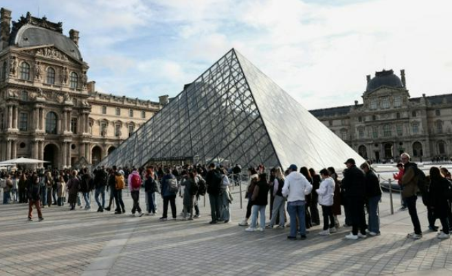 Du khách xếp hàng để vào Louvre, vài ngày sau khi nó bị cướp ở Paris