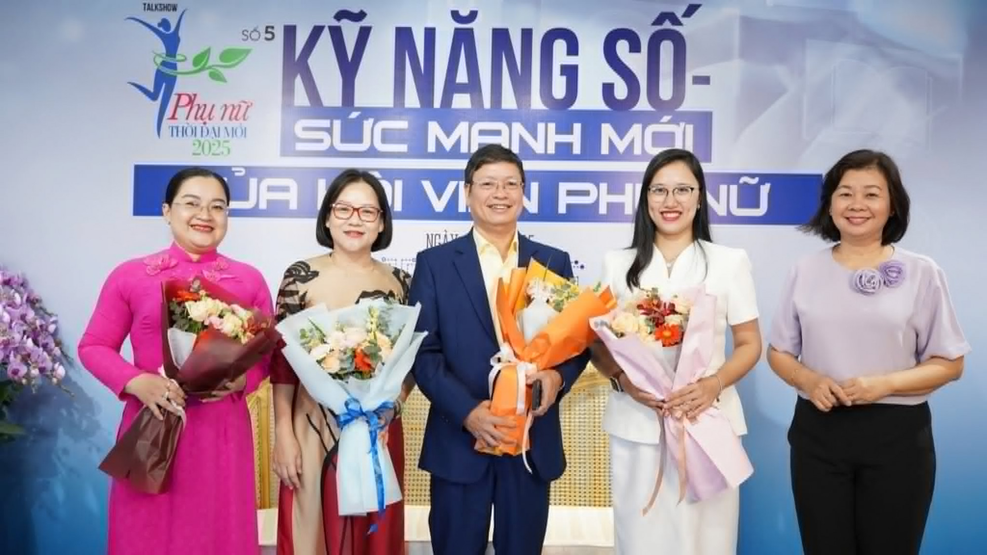 Bà Lý Việt Trung - Tổng Biên tập Báo Phụ nữ TPHCM - tặng hoa cám ơn các khách mời đã tham gia chương trình 