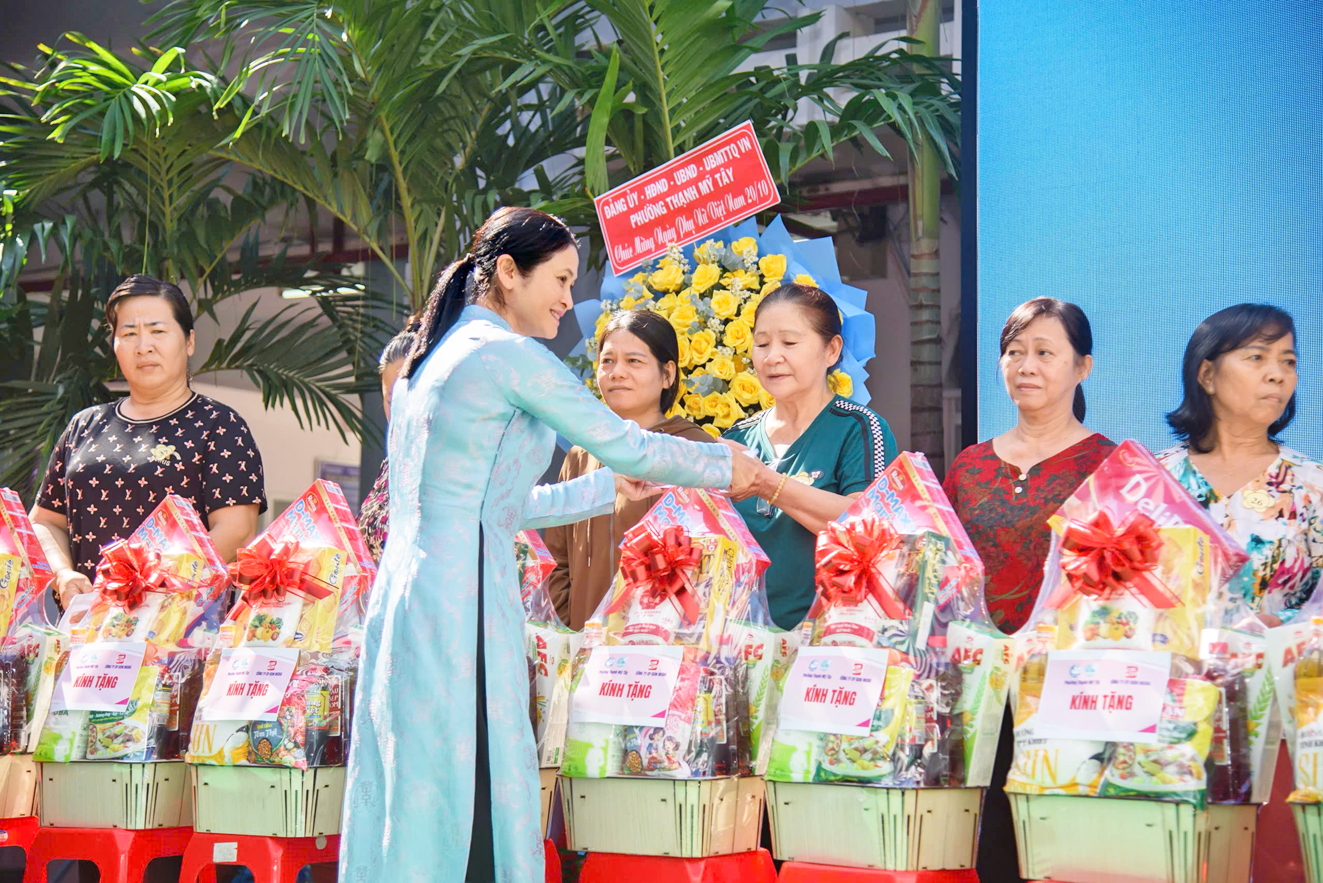 Bà Nguyễn Thu Hương - Phó bí thư Đảng ủy phường Thạnh Mỹ Tây - trao quà cho hội viên phụ nữ khó khăn