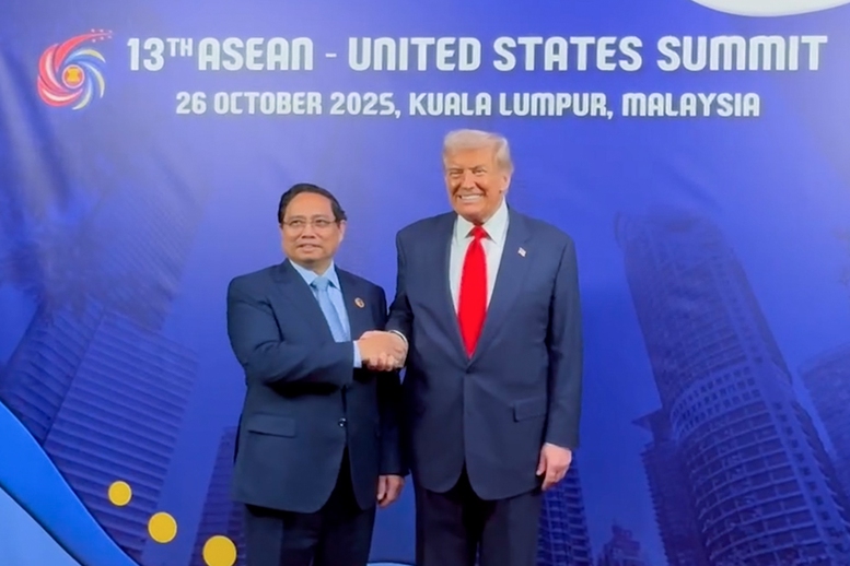 Thủ tướng Chính phủ Phạm Minh Chính có cuộc tiếp xúc ngắn với Tổng thống Hoa Kỳ Donald Trump bên lề Hội nghị Cấp cao ASEAN - Hoa Kỳ - Ảnh: VGP