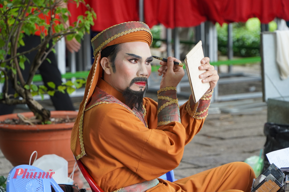 Từng đường kẻ mắt, nét mày được tỉa tót kỹ lưỡng để khắc họa thần thái nhân vật.