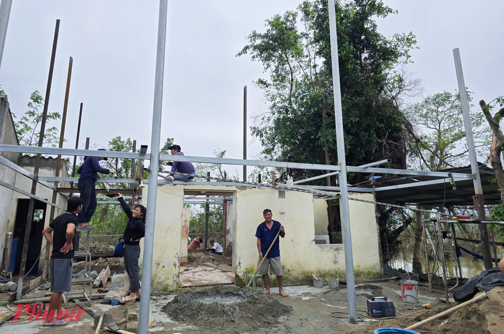 Nhà đổ sập sau bão, anh Mạnh phải dựng tạm lại bằng các khung sắt - ảnh: Phan Ngọc