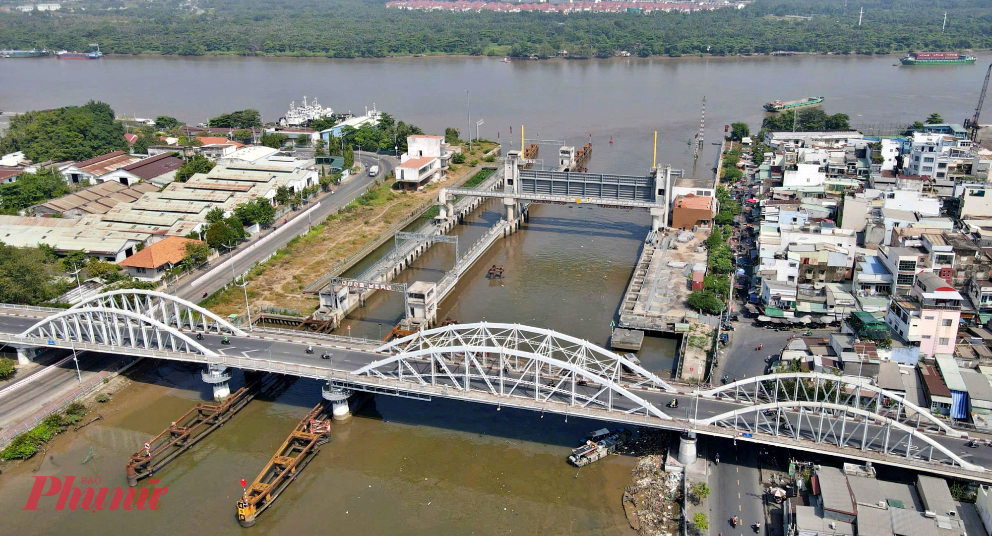 Cầu Tân Thuận 1 là cầu sắt nối phường Tân Thuận và phường Xóm Chiếu trên trục đường Nguyễn Tất Thành (quận 7 và quận 4 trước đây), được xây dựng vào năm 1905, từng là biểu tượng giao thương của khu Nam TPHCM.