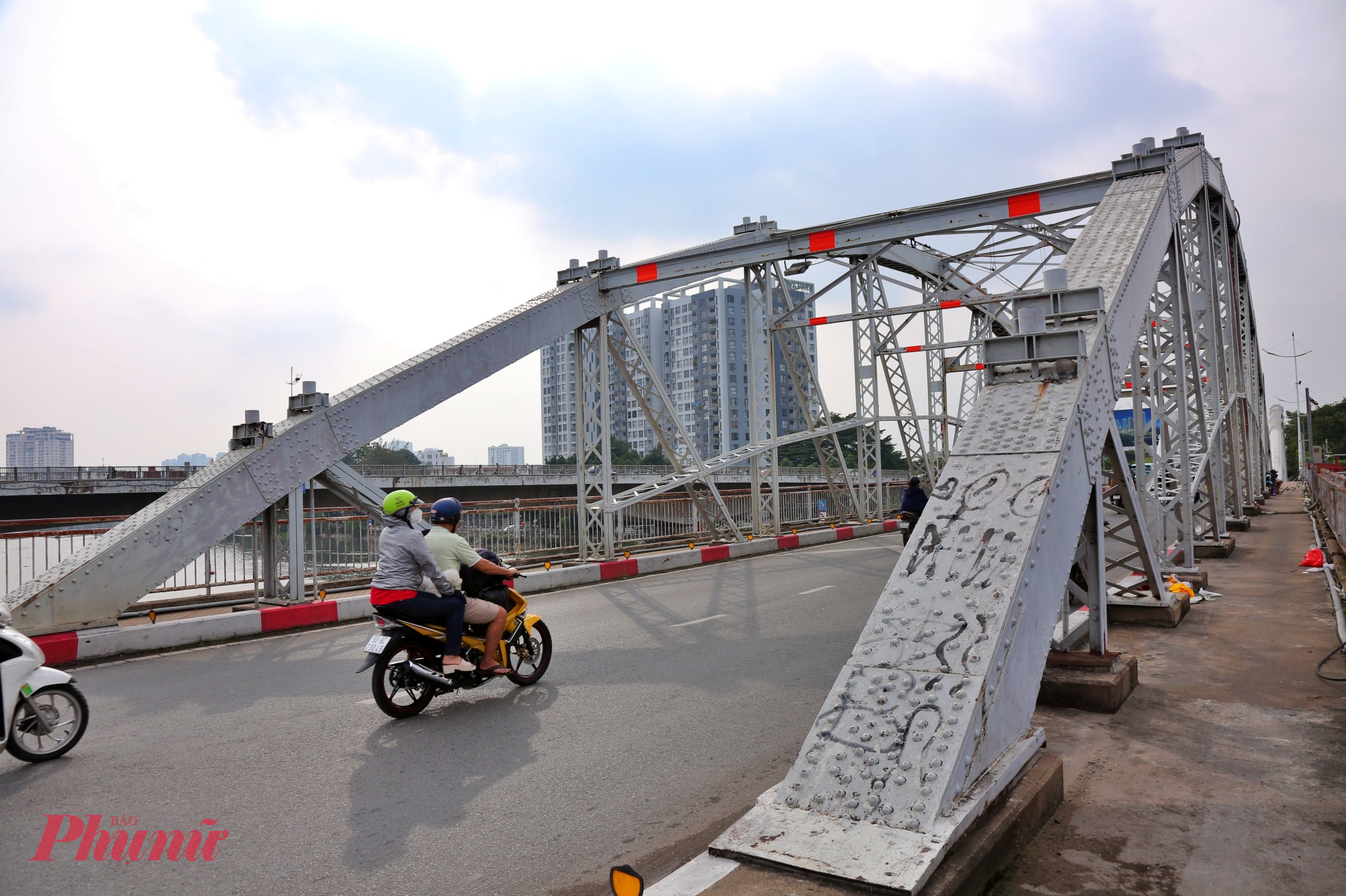 Cầu dài 241m, bề ngang 8m, quy mô 2 làn xe.