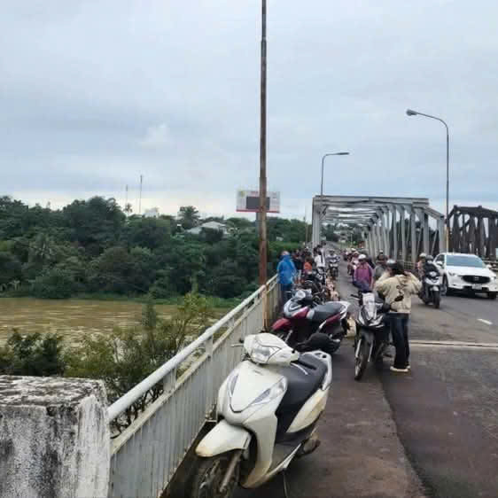 Nhiều người tập trung chờ tin cứu nạn cứu hộ. Ảnh: MXH