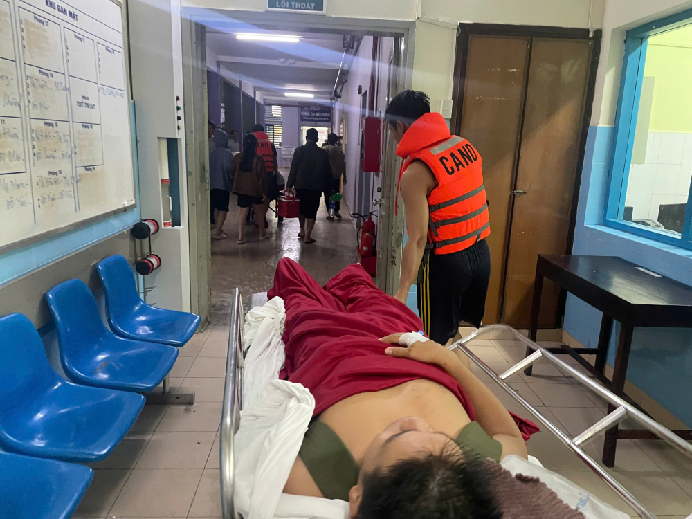 A4: Bệnh nhân cảm kích được công an hỗ trợ trong lũ dữ