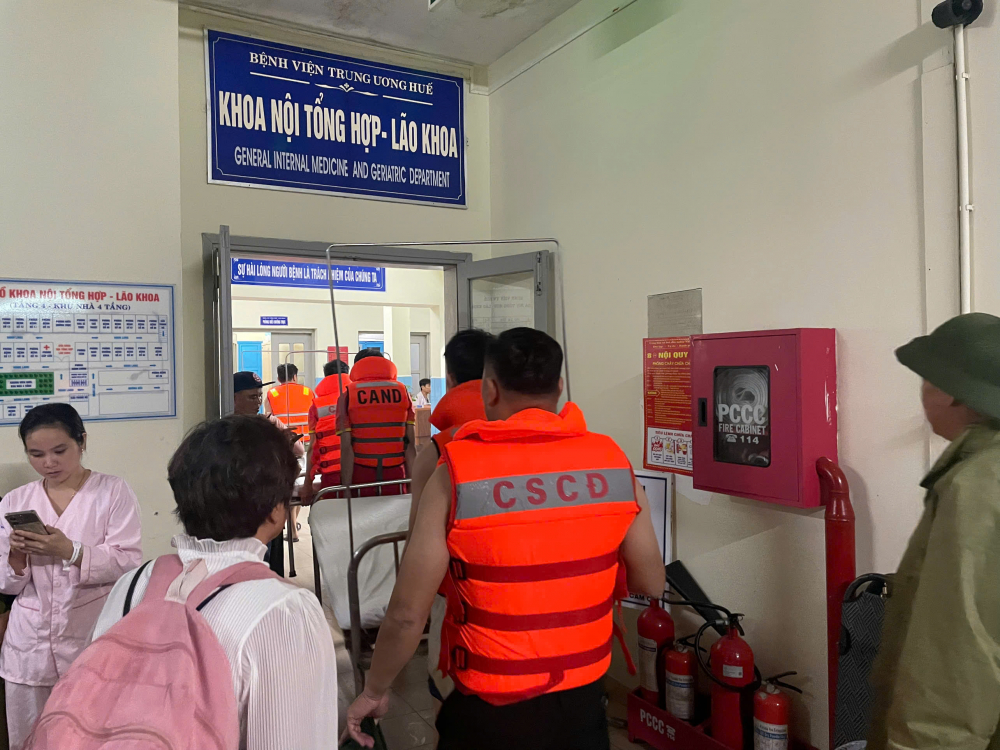 Di chuyển giường bệnh và trang thiết bị lên tầng cao tránh ngập. 