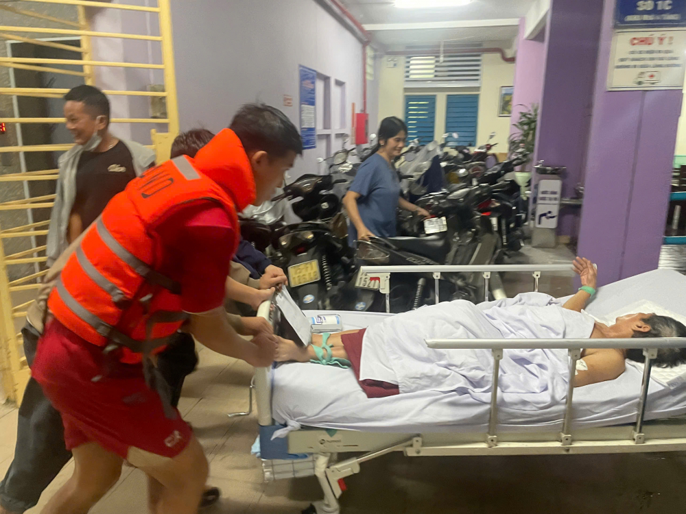 A4: Bệnh nhân cảm kích được công an hỗ trợ trong lũ dữ