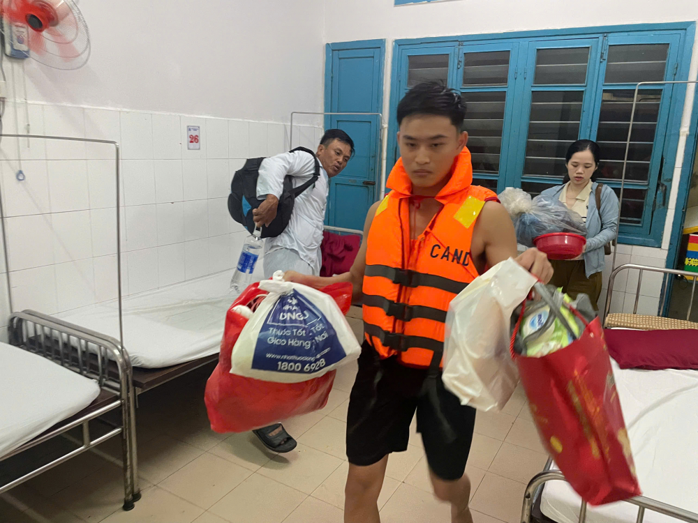 A4: Bệnh nhân cảm kích được công an hỗ trợ trong lũ dữ