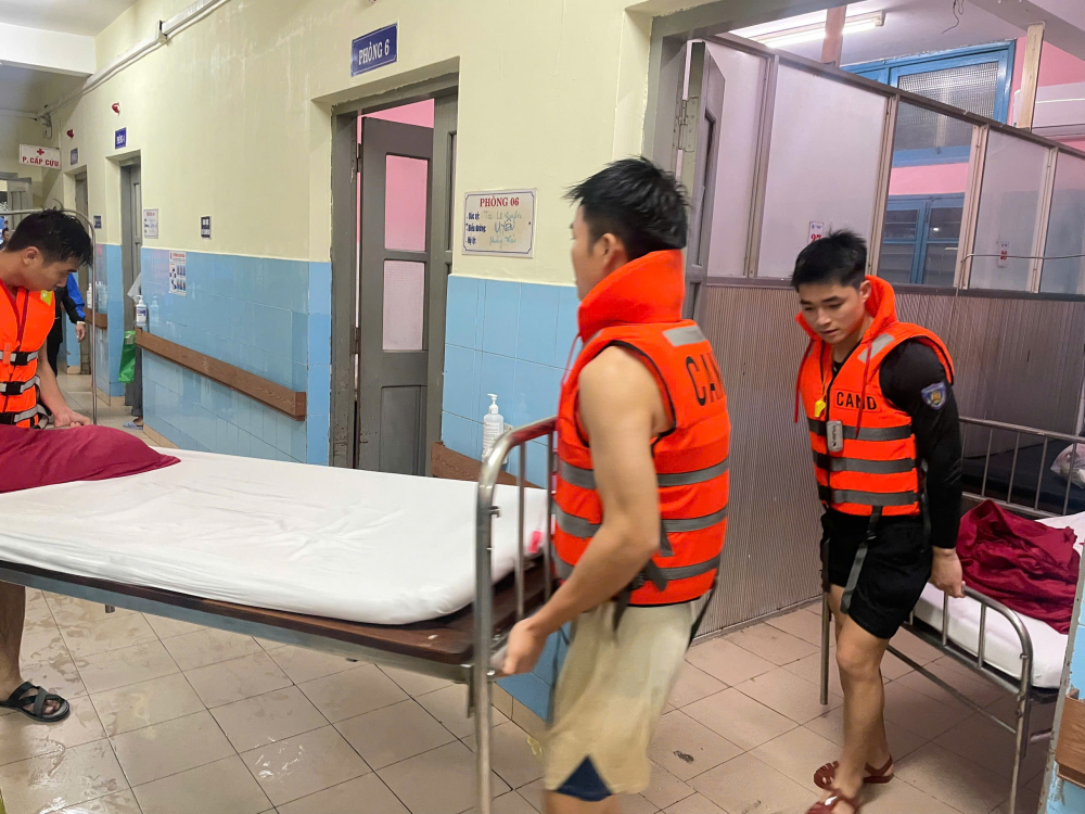 A4: Bệnh nhân cảm kích được công an hỗ trợ trong lũ dữ