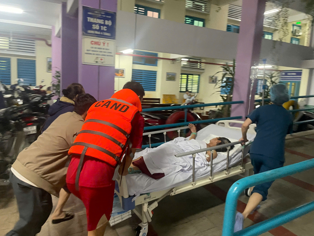 A4: Bệnh nhân cảm kích được công an hỗ trợ trong lũ dữ