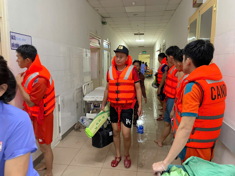 Không chỉ di dời người bệnh, các chiến sĩ còn giúp thân nhân họ di chuyển đồ đạc.