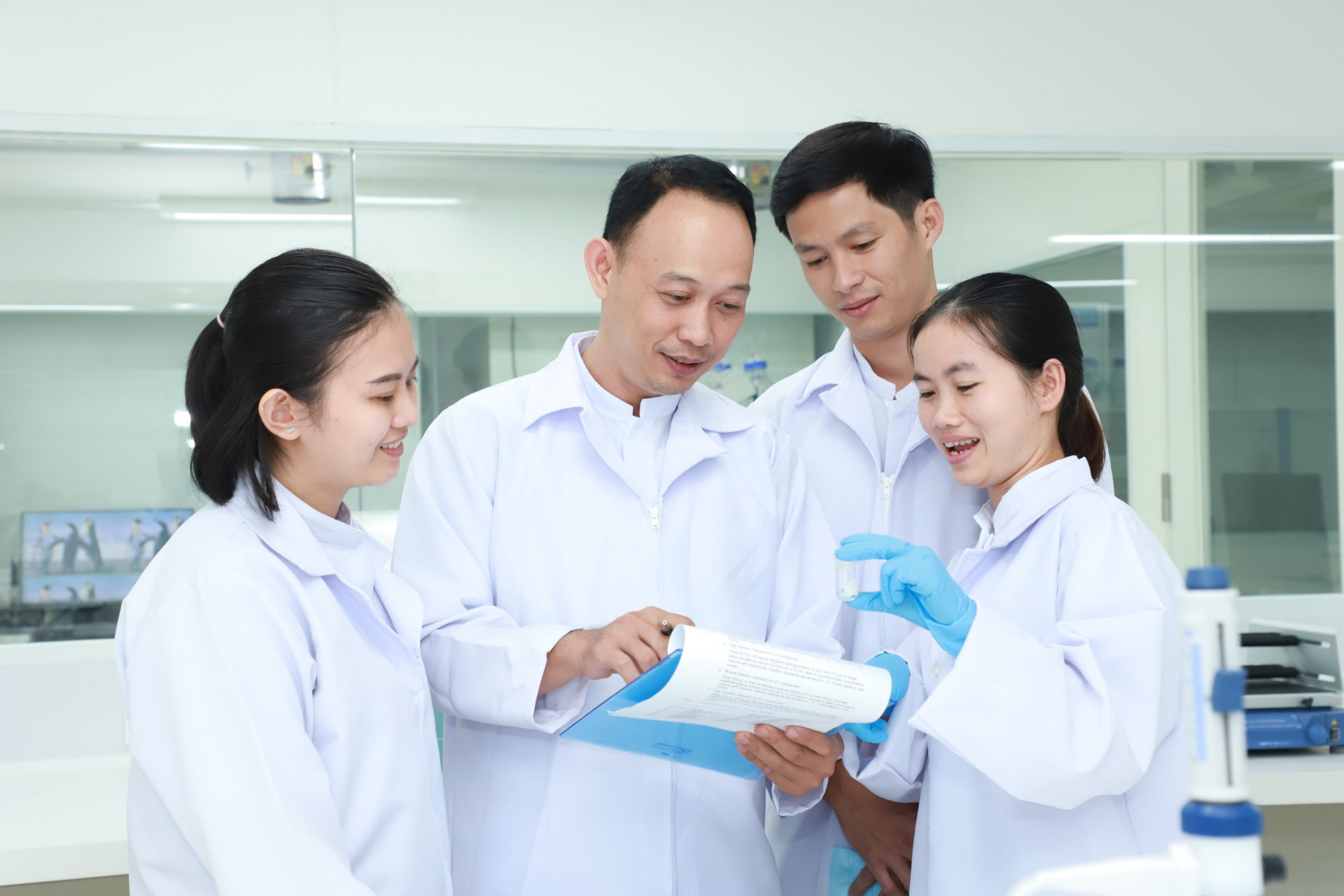 Phòng thí nghiệm của Acecook Việt Nam được vận hành bởi đội ngũ các nhân viên giàu chuyên môn - Ảnh: ACV