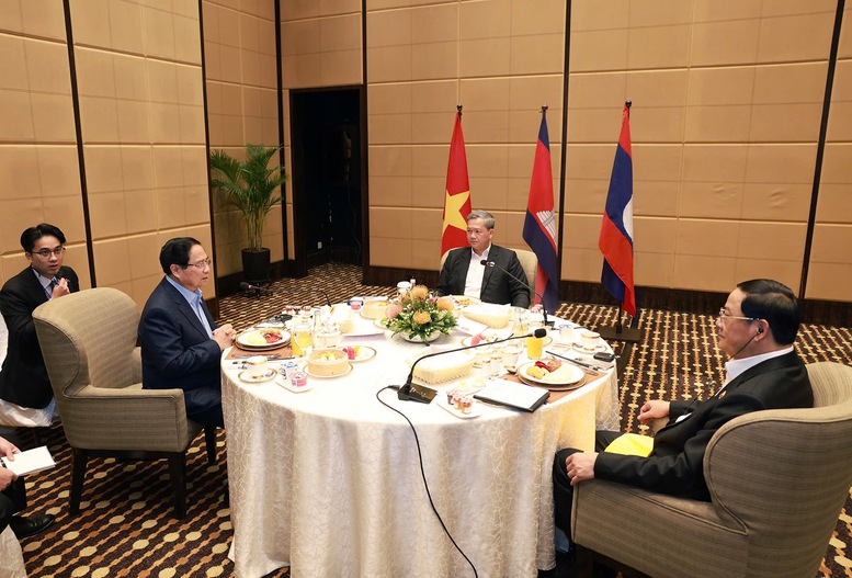 Ba Thủ tướng trao đổi về các lĩnh vực hợp tác chung và các vấn đề quốc tế, khu vực cùng quan tâm - Ảnh: VGP/Nhật Bắc
