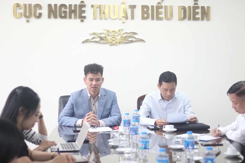 Cục trưởng Cục Nghệ thuật biểu diễn và Cục Phát thanh NSND Xuân Bắc và Cục trưởng Cục Phát thanh, Truyền hình và Thông tin điện tử Lê Quang Tự Do chủ trì buổi làm việc (Ảnh: Viết Thịnh)