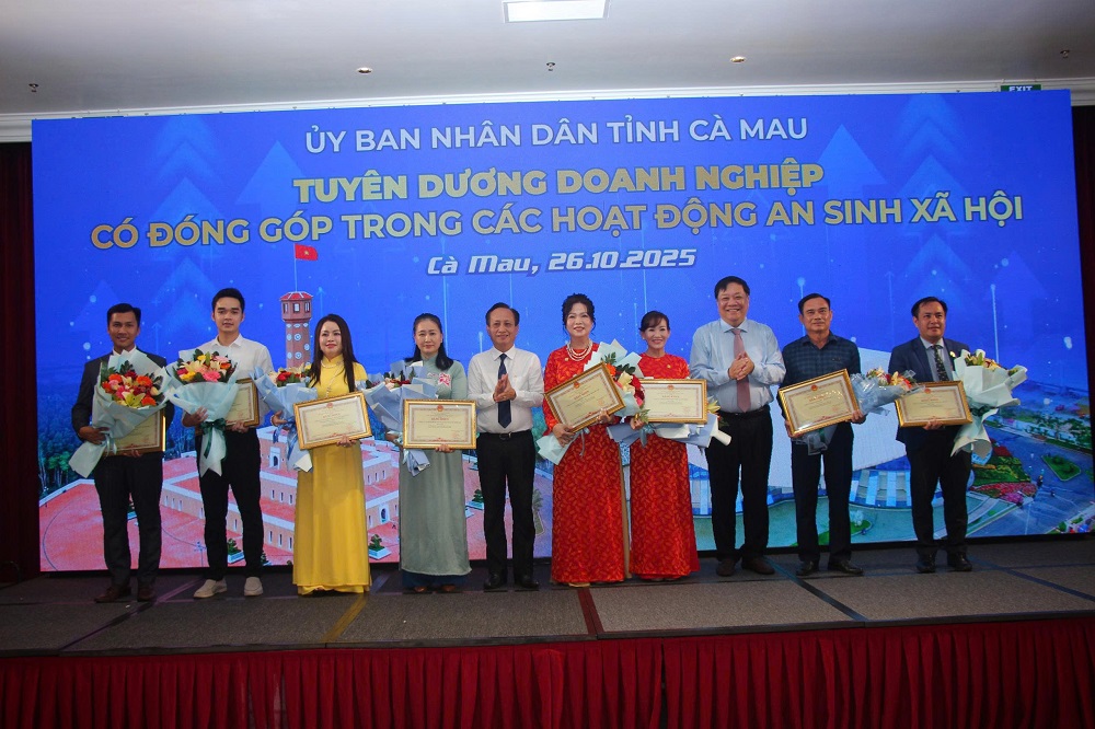 Lãnh đạo tỉnh Cà Mau tặng bằng khen cho các doanh nghiệp