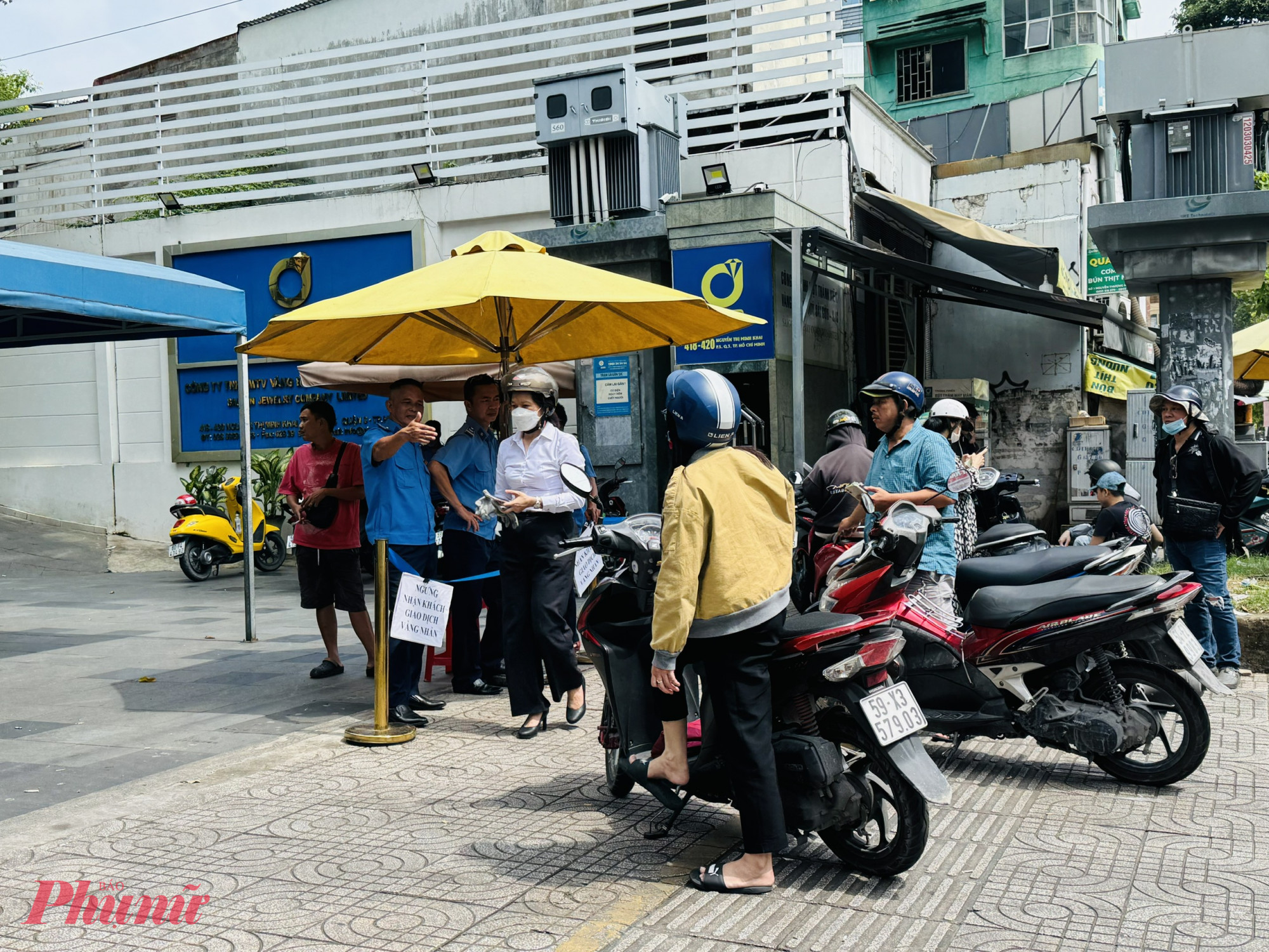 Do cầu vượt cung nên một số ngày trong tuần, công ty SJC chỉ giao dịch bán ra trong phiên buổi chiều