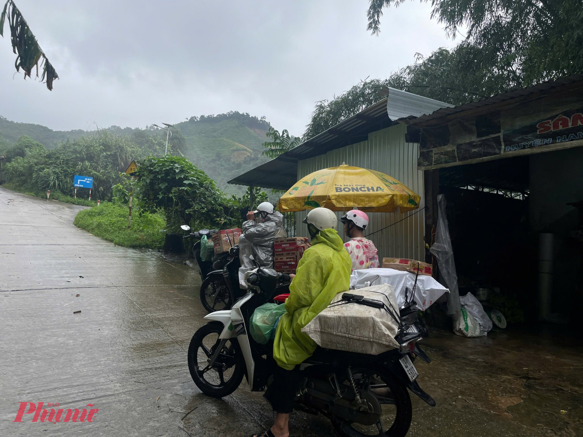 Chi bộ, ban nhân dân, giáo viên điểm trường xuyên trưa tiếp ứng thêm thực phẩm cho các hộ dân bị cô lập tại thôn 6, xã Trà Tập_Ảnh: Trà Thị Thu.