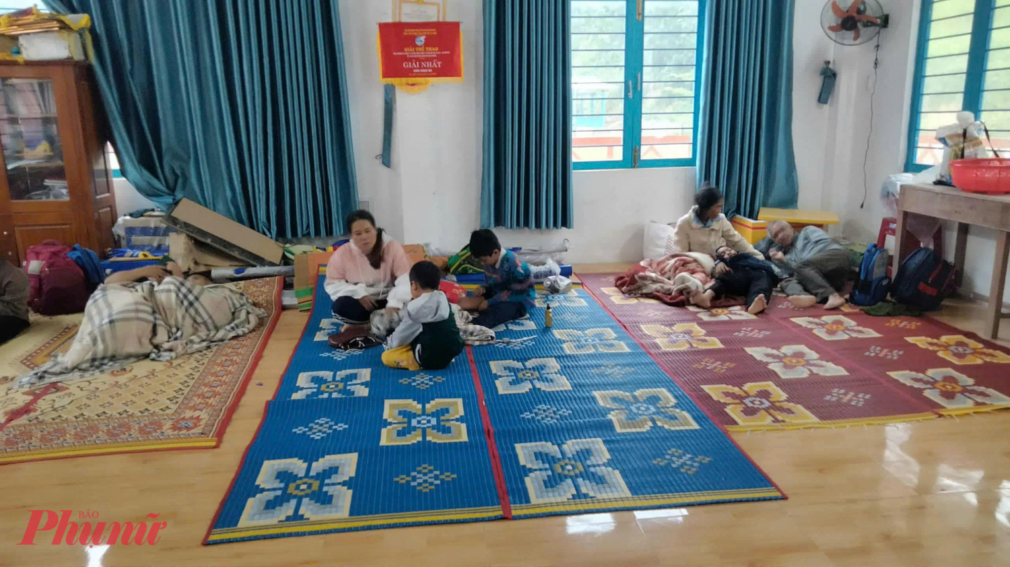 Vận động 4 hộ gia đình tại thôn Đắc Ốc nằm trong khu vực có nguy cơ sạt lở cao đến nơi trú ẩn an toàn là nhà văn hoá thôn Đắc Ốc theo phương án của xã La Dêê_Ảnh: Thế Anh.