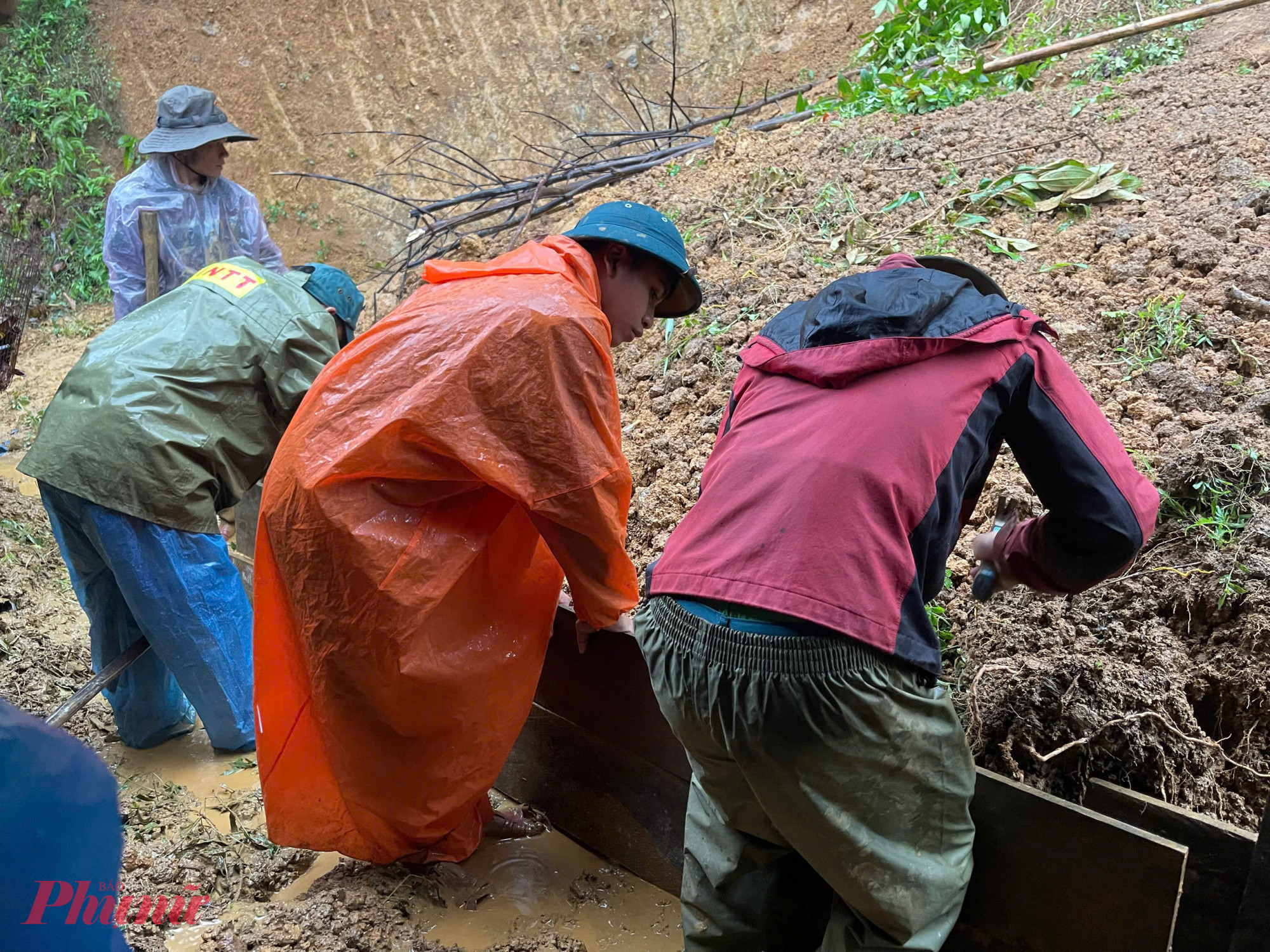 Xã biên giới La Dêê đã triển khai lực lượng công an, quân sự xã phối hợp cùng lực lượng biên phòng và lực lượng tại chỗ khắc phục hậu quả do đất lở tràn vào 1 nhà dân tại thôn Đắc Pênh.