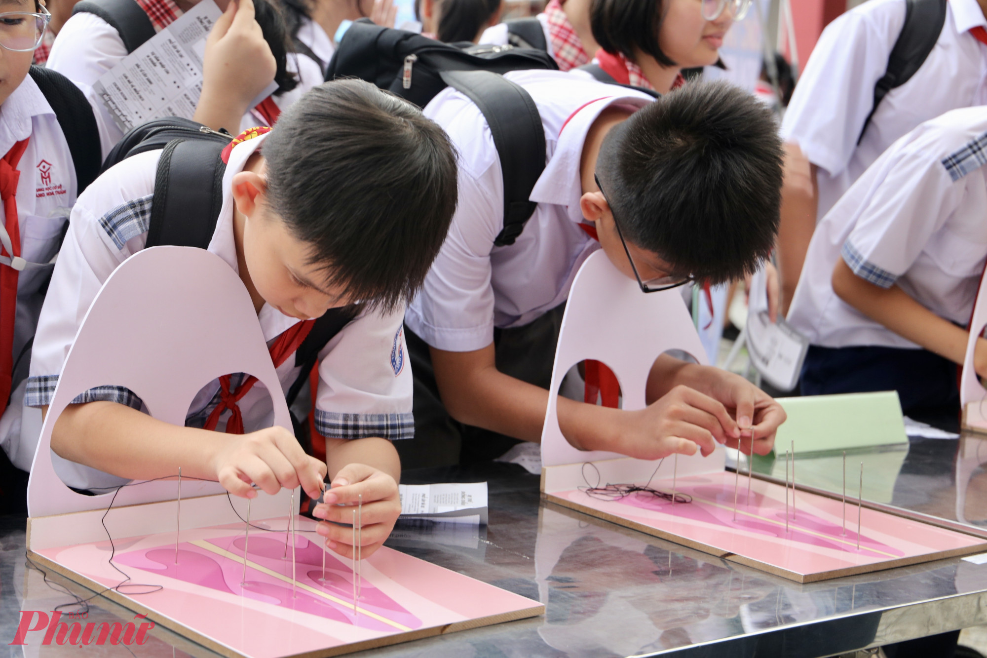 Học sinh háo hức khám phá trò chơi “Cuộc chiến kháng sinh” – vừa chơi, vừa hiểu cách dùng thuốc an toàn.