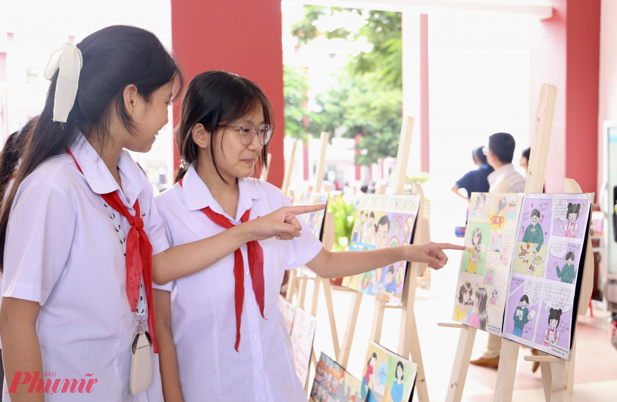 Học sinh thể hiện góc nhìn khoa học qua tranh vẽ, mỗi bức tranh là một thông điệp nhỏ về sức khỏe và môi trường.
