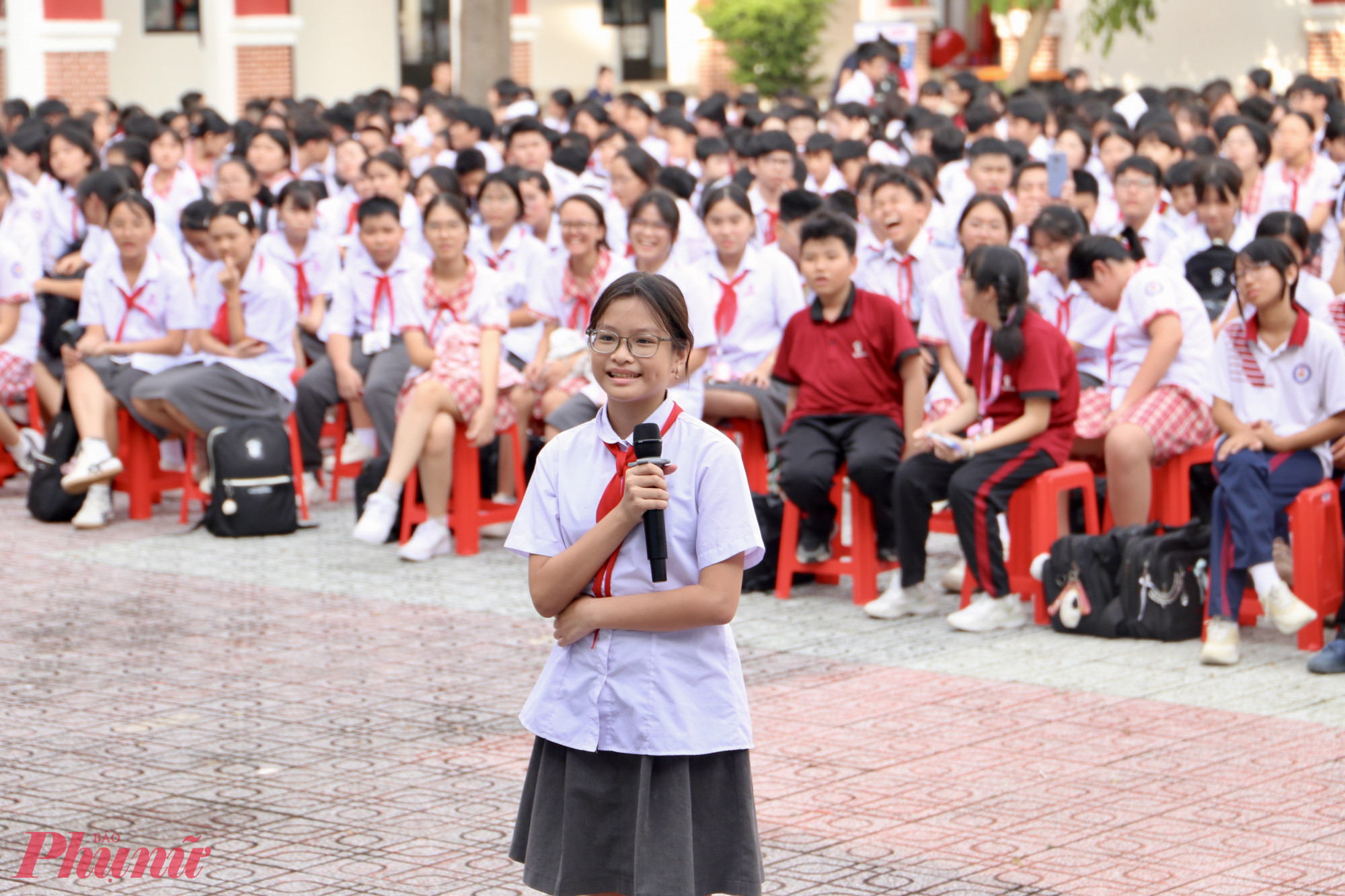 Học sinh đặt câu hỏi cho nhà khoa học: “Kính hiển vi có vi khuẩn hay không”?
