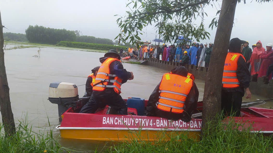 Đến trưa nay, 27/10, các lực lượng đang nỗ lực tìm kiếm nạn nhân_Ảnh: Sông Hàn.