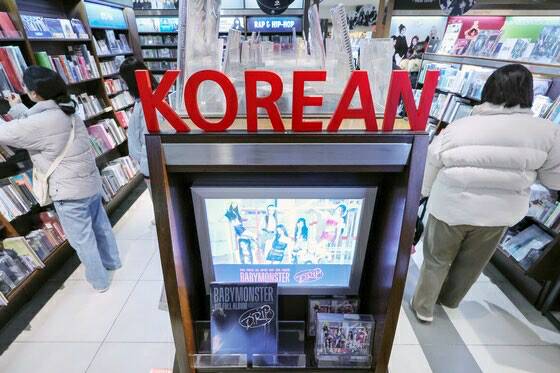 Các album nhạc K-pop được trưng bày tại một cửa hàng âm nhạc ở Seoul. Ảnh: NEWS1]