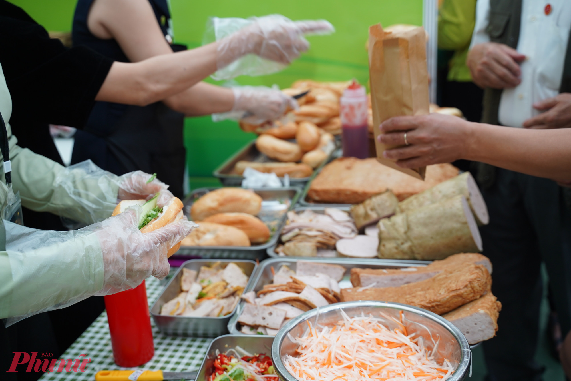 Không chỉ trải nghiệm văn hóa, nghệ thuật và mua sắm, các gian hàng ẩm thực luôn nhộn nhịp thực khách.