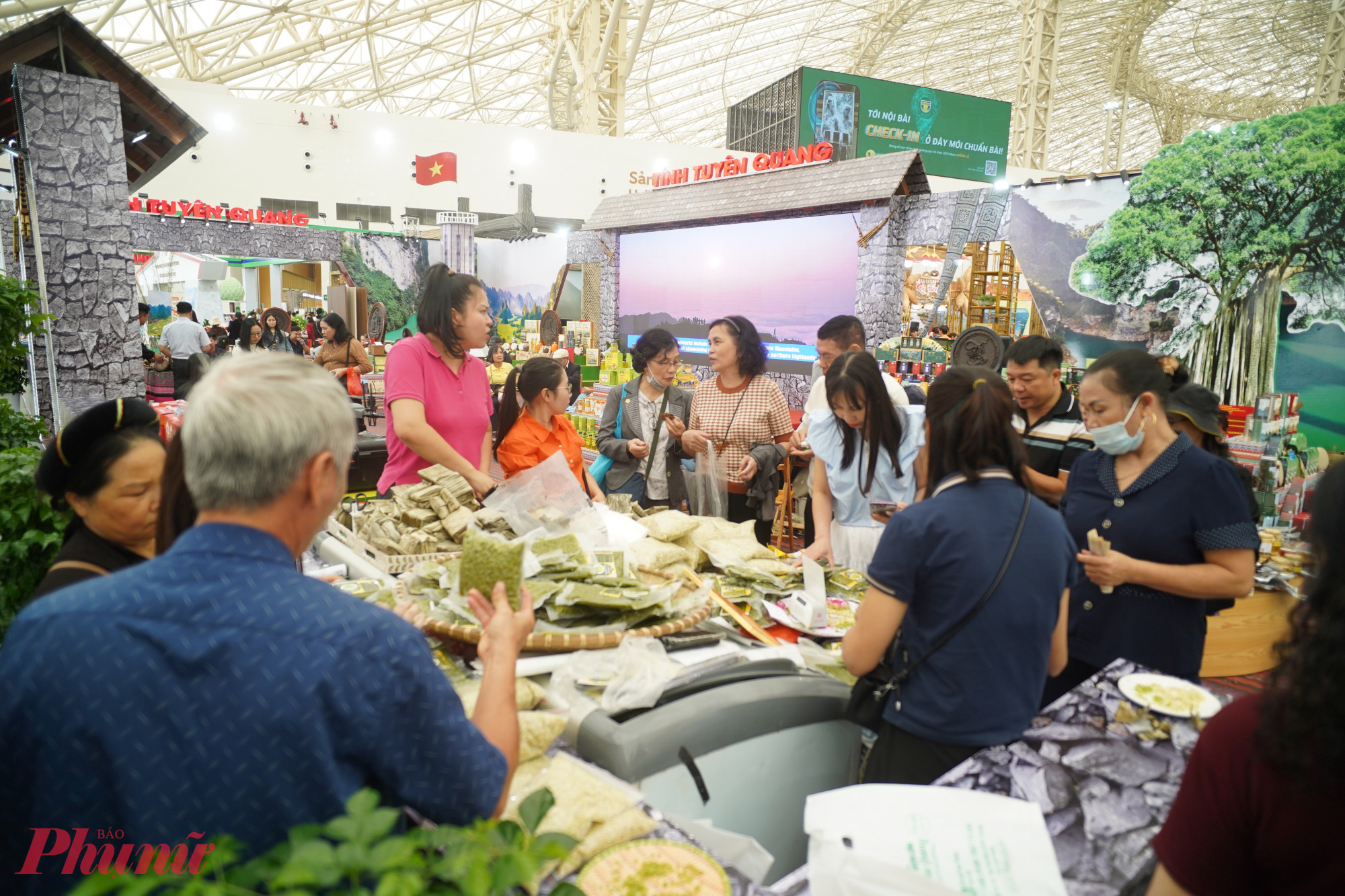 Người dân thích thú với những sản phẩm được trưng bày.