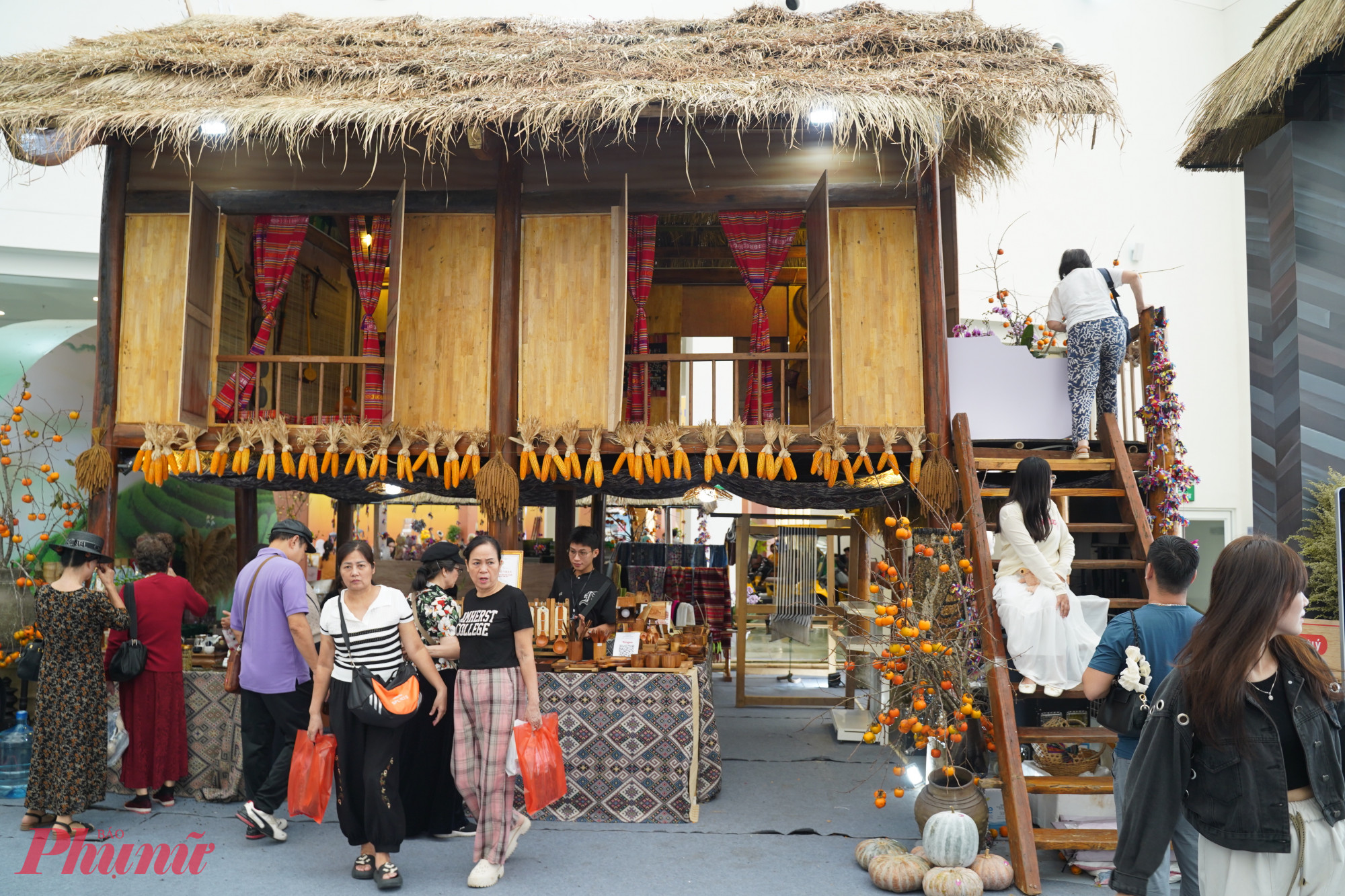 Hội chợ năm nay có sự tham gia của 34 tỉnh, thành phố cùng hàng nghìn doanh nghiệp, hợp tác xã, tập đoàn lớn của Việt Nam. Đáng chú ý, nhiều đối tác quốc tế cũng góp mặt, mang đến cơ hội giao thương, đầu tư và trao đổi kinh nghiệm trong các lĩnh vực sản xuất, xuất khẩu và phát triển bền vững.