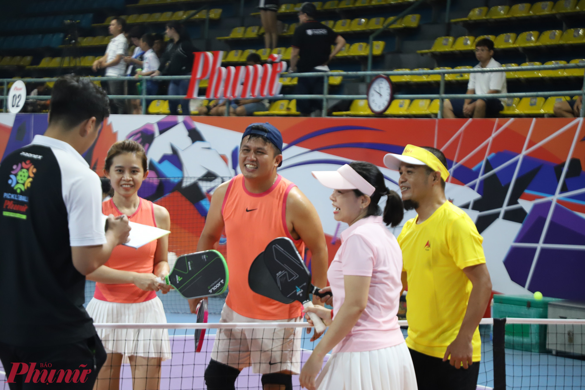Giải đấu Pickleball của Báo Phụ nữ TPHCM đã trở thành sân chơi quen thuộc và yêu thích của các cặp vợ chồng. Ảnh  Quốc Thái