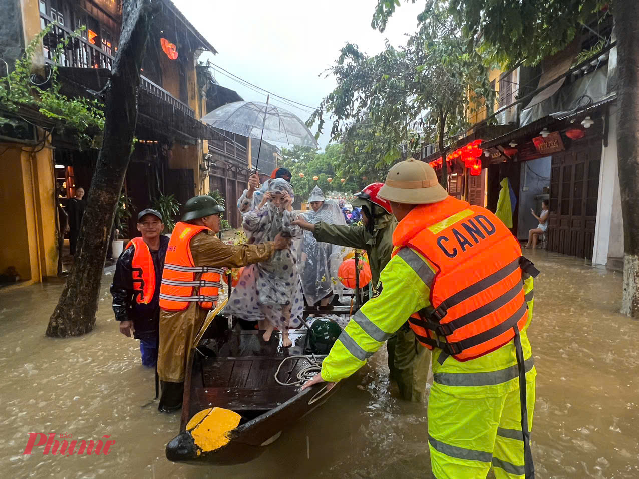 Các lực lượng tiến hành sơ tán người dân và du khách ra khỏi các khu vực nguy cơ bị ngập