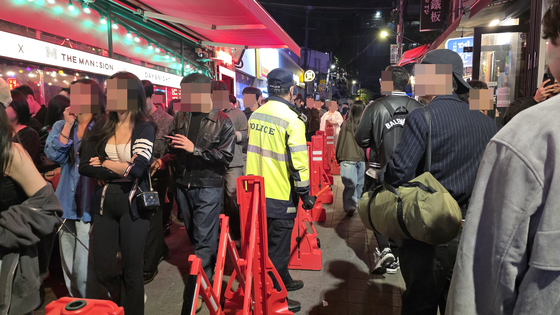 Người đi bộ tràn ngập đường phố Itaewon ở quận Yongsan, trung tâm Seoul, vào khoảng 22g ngày 25/10 – Ảnh: KIM CHANG-YONG