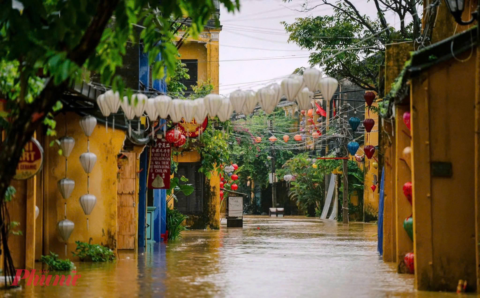 Nhiều tuyến đường trung tâm như Bạch Đằng, Nguyễn Thái Học, Nguyễn Hoàng, Nguyễn Phúc Chu, La Hối... ngập sâu 1-1,5m.