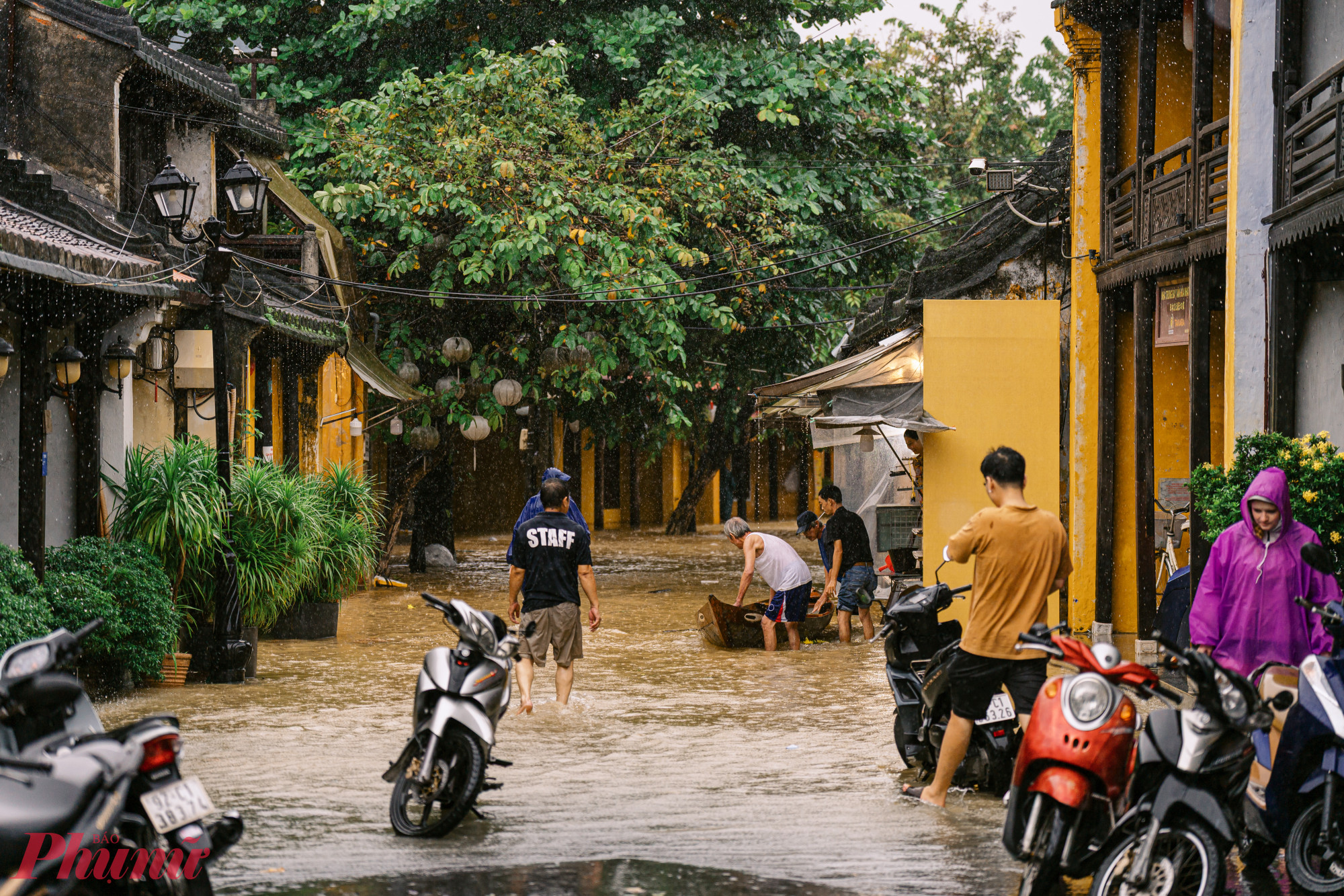 Đồng thời, bố trí người túc trực theo dõi tình hình, sẵn sàng ứng phó khi có diễn biến mưa lũ phức tạp hơn.