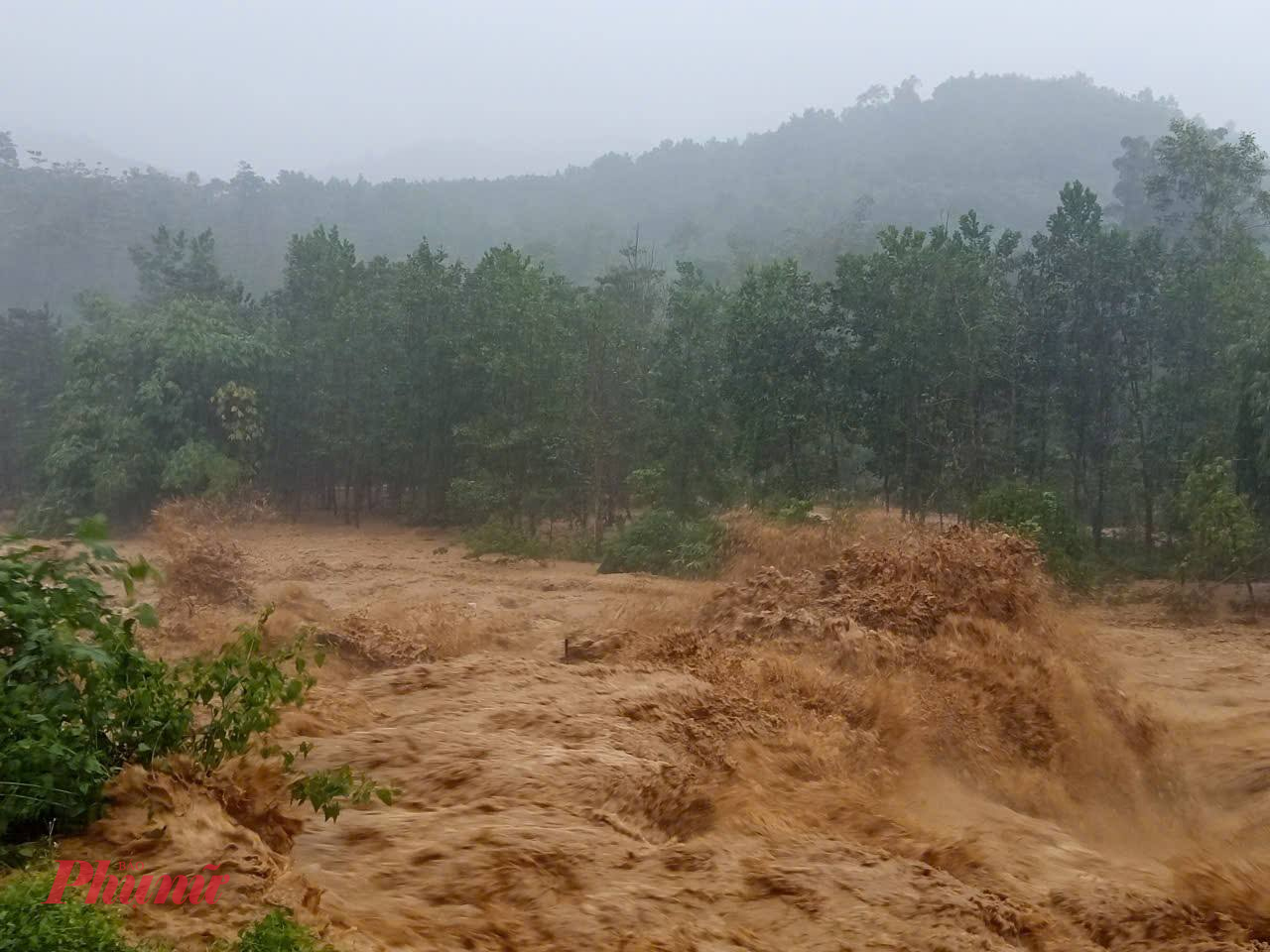 Nước lũ chảy ào ạt ở thượng nguồn sông Vu Gia-Thu Bồn