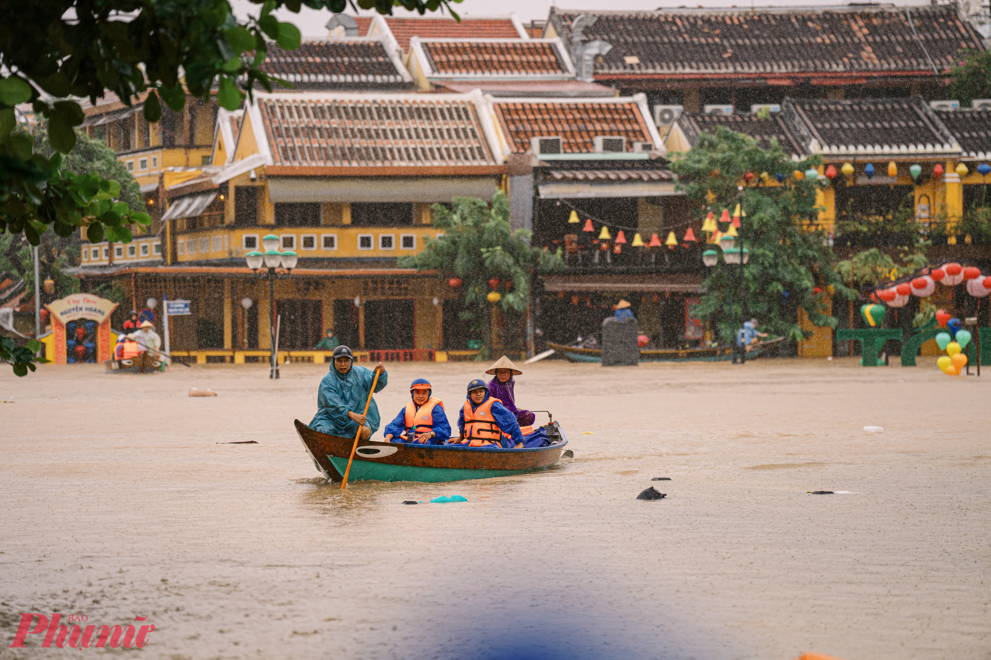Mưa lớn kéo dài từ sáng 26/10 cộng thêm việc các hồ thủy điện thượng nguồn xả lũ, khiến nước sông Hoài dâng nhanh, tràn sâu vào khu phố cổ Hội An (TP Đà Nẵng).