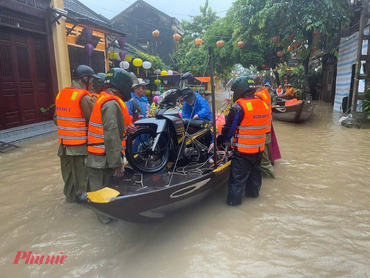 Trong ngày 27/10, Thượng tá Trần Kim Tuấn – Phó Chỉ huy trưởng Bộ Chỉ huy Quân sự TP Đà Nẵng - đã trực tiếp xuống thực địa, chỉ đạo công tác giúp sơ tán tài sản của nhân dân tại phường Hội An.