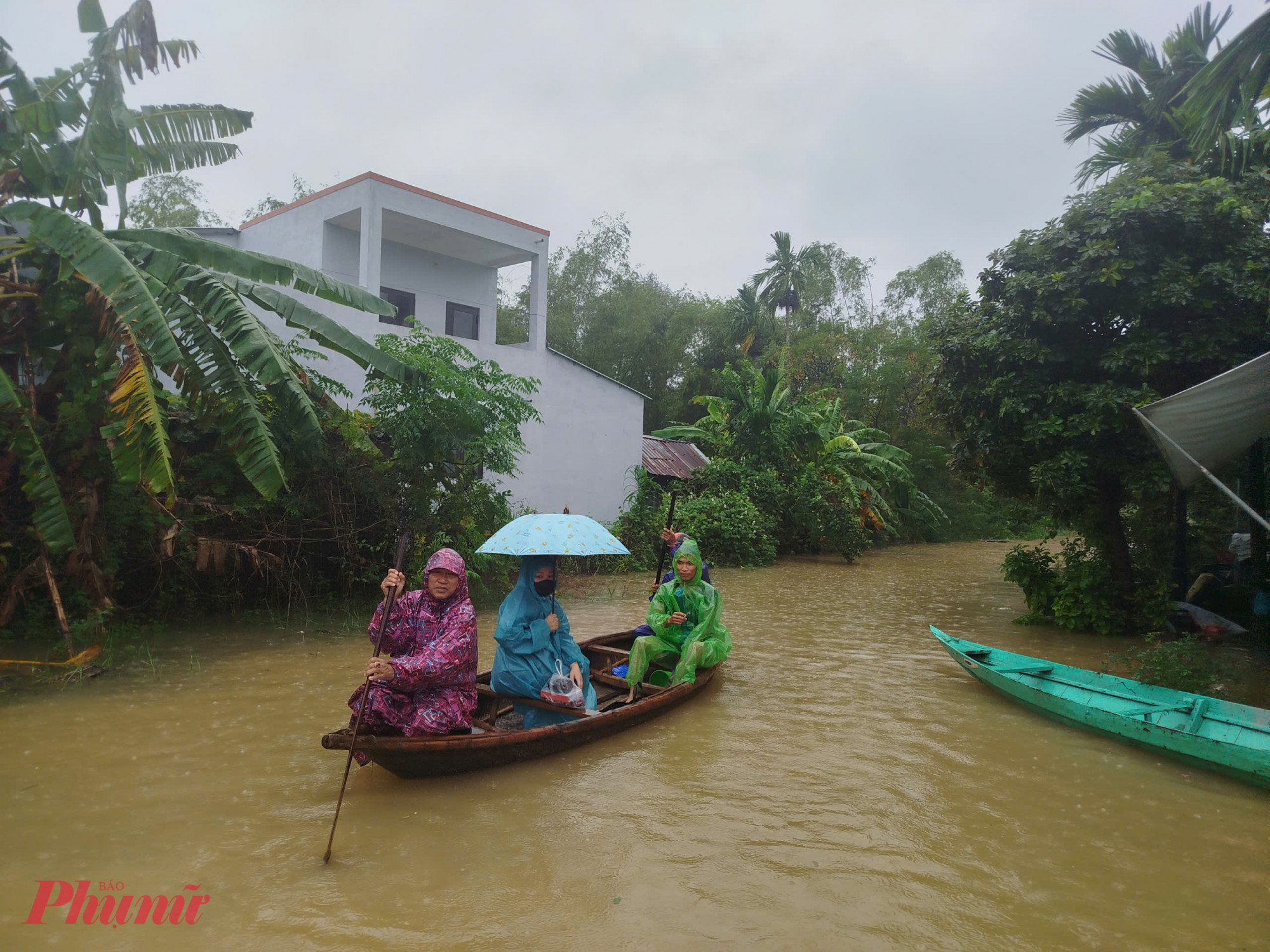 Vùng hạ du sông Thu Bồn bị ngập sâu, người dân phải di chuyển bằng thuyền.